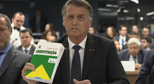 Bolsonaro leva Constituição Federal a depoimento no STF: 'Joguei dentro das quatro linhas'